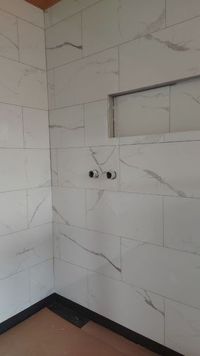 kylpyhuoneen uusittu seinä